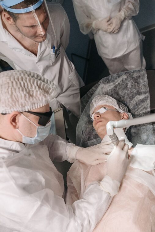 Equipe em cirurgia