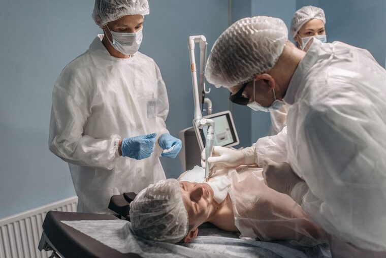 Equipe realizando uma cirurgia