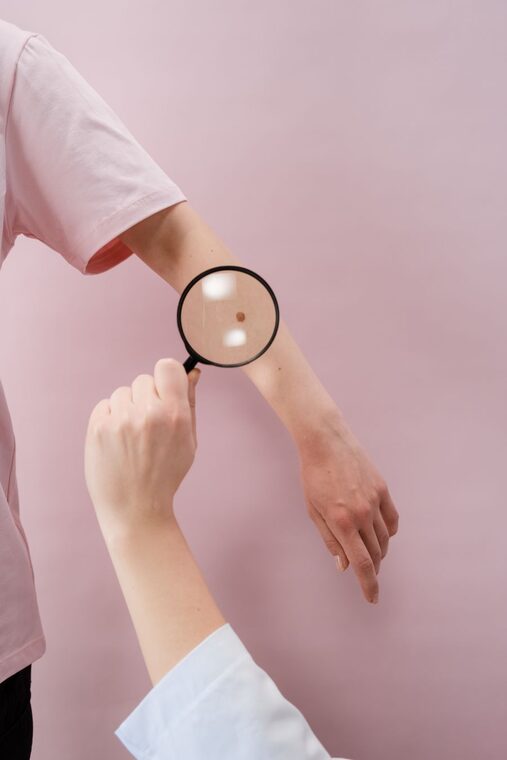 Dermatologista examinando a pele do paciente