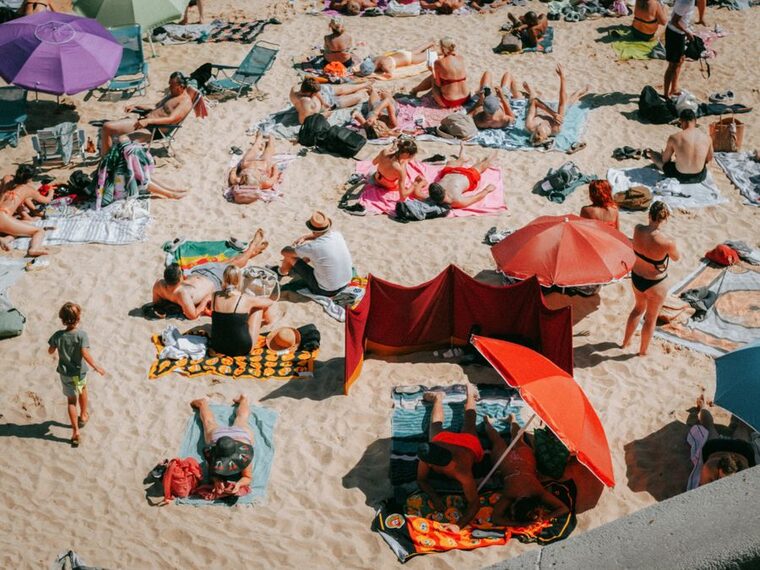 Praia ensolarada representando a exposição ao sol no verão